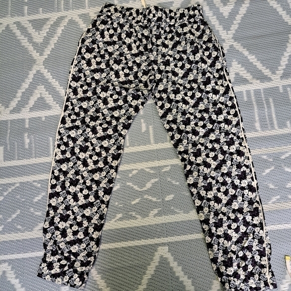 Aritzia Talula Floral Lightweigh Joggers Pant - Picture 5 of 8